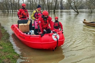 /galerije/Ekipe Crvenog križa na terenu/Poplave_Crveni_kriz (1).jpg