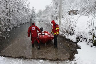 /galerije/Ekipe Crvenog križa na terenu/Poplave_Crveni_kriz (12).jpg