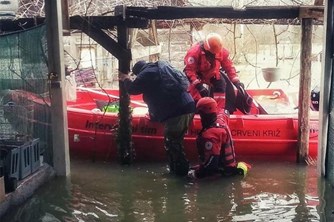 /galerije/Ekipe Crvenog križa na terenu/Poplave_Crveni_kriz (13).jpg