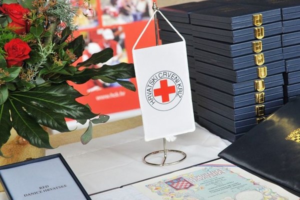 Ivanec - dodjela odličja Red Danice hrvatske s likom Katarine Zrinski dobrovoljnoj darivateljici krvi Gradskog društva Crvenog križa Ivanec, gđi Zdenki Hunjet