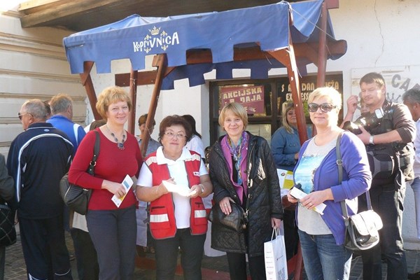 Koprivnica - mjerenje tlaka i šećera te dijeljenje letaka o zdravoj prehrani