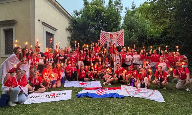 Na tradicionalnoj bakljadi u Solferini sudjelovali i predstavnici Hrvatskog Crvenog križa