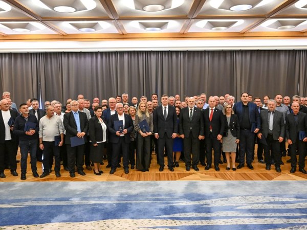 Predsjednik Zoran Milanović uručio odlikovanja dobrovoljnim darivateljima krvi